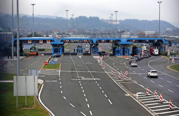 Hrvaška je zaradi novega koronavirusa uvedla 14-dnevno karanteno za vse, ki prihajajo s kriznih območij, na meji s Slovenijo 
pa zavračajo vsa vozila, ki so prispela iz Italije.