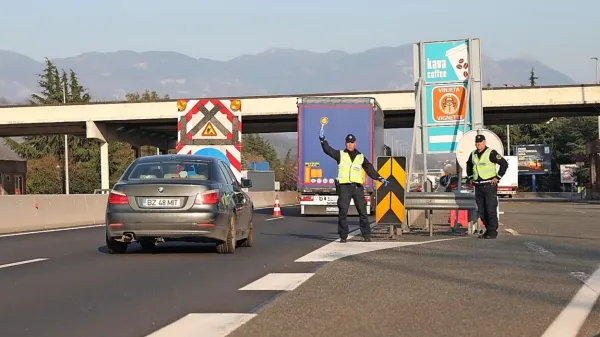 Na mejnem prehodu Vrtojba so izvajali nadzor prometa že nekaj ur 
pred uveljavitvijo odredbe. 