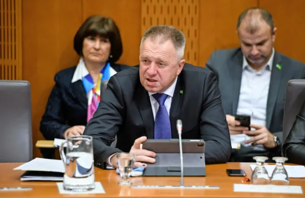 Ukrepe za pomoč gospodarstvu zaradi posledic širjenja novega 
koronavirusa bo zaradi slabšanja situacije treba dopolniti, je na 
zaslišanju pred odborom DZ povedal Zdravko Počivalšek.