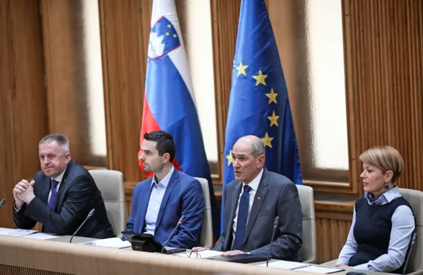 Jan&scaron;a: Infektologi predlagajo zaustavitev javnega življenja v Sloveniji