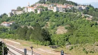 Hruševljanska pot vodi tudi  čez železnico mimo Štanjela. 