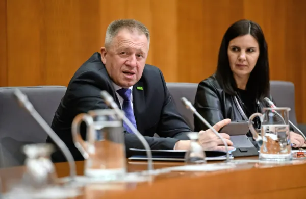Odbor DZ za gospodarstvo je danes predstavitev kandidata za 
ministra za gospodarski razvoj in tehnologijo Zdravka Počivalška z 
desetimi glasovi za in dvema proti ocenil kot ustrezno. 