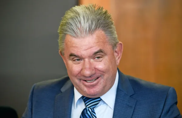 Kandidat za ministra za okolje in prostor Andrej Vizjak je uspešno 
prestal zaslišanje pred odborom DZ za infrastrukturo, okolje in 
prostor.