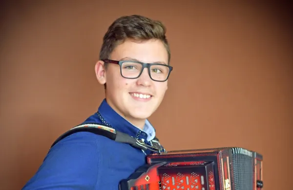  Kristian Jenko iz Topolca s harmoniko živi že od malih nog.