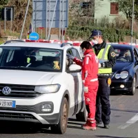 Prostovoljci Rdečega križa na &Scaron;kofijah merijo temperaturo potnikom