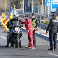 Prostovoljci Rdečega križa na &Scaron;kofijah merijo temperaturo potnikom
