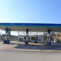 Prostovoljci Rdečega križa na &Scaron;kofijah merijo temperaturo potnikom