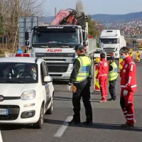 Prostovoljci Rdečega križa na &Scaron;kofijah merijo temperaturo potnikom