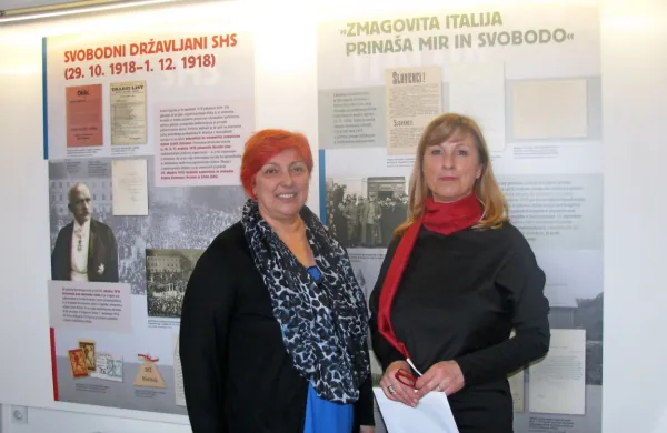 Nada Čibej, direktorica Pokrajinskega arhiva Koper, in Mira Hodnik 
(desno) sta “krivki”, da razstava gostuje tudi v Kopru.