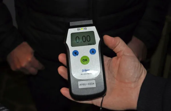 Obsojeni policist je  sredi noči poklical sodelavca, ki je ustavil 
njegovega znanca in mu odredil alkotest. 
