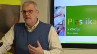 Ekotoksikolog dr. Boris Kolar pravi, da je plastika eden največjih 
okoljskih problemov planeta, primerljiv s klimatskimi spremembami. 