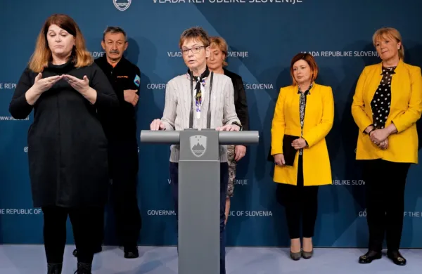 

“Z intenzivnim preprečevanjem okužbe želimo omogočiti zdravstvenemu sistemu, da lahko primerno in pravočasno oskrbi vse, ki 
bodo pomoč rabili,” pravi  Nina Pirnat. 