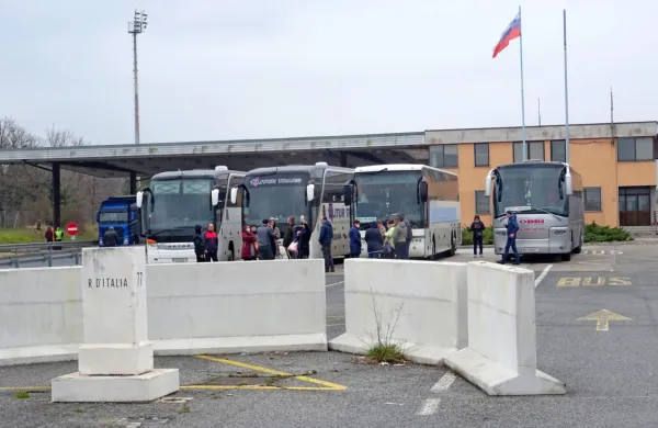 Na mejnem prehodu  Fernetiči sta od 1. ure ponoči ustavljena dva 
ukrajinska avtobusa s približno 100 potniki.