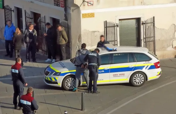 Policisti so na Tartinijevem trgu aretirali osumljenega domačina.