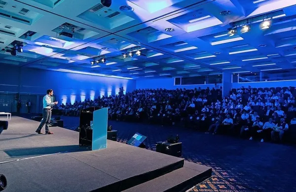 Prizor z lanske konference inOrbit v Portorožu,  na letošnji so 
pričakovali približno 800 udeležencev, ki bodo zdaj novih znanj 
deležni po virtualni poti.