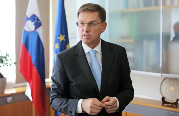 Miro Cerar po tistem, ko mu bo danes s predvideno izvolitvijo nove 
vlade Janeza Janše prenehala funkcija ministra za zunanje 
zadeve, ne bo sedel v poslanske klopi. 