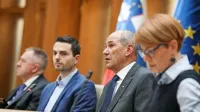 Nova vlada bo izvoljena danes zvečer, nato pa bo čimprej 
ustanovila krizni štab in uveljavila ukrepe, ki so jih včeraj 
predstavili predsedniki vseh štirih koalicijskih strank. 