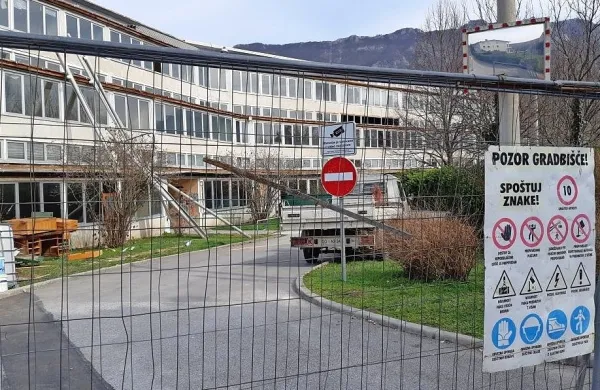 Del stavbe bodo ru&scaron;ili, vaja je &scaron;e v zraku