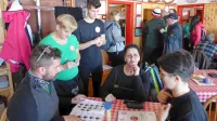 Večina obiskovalcev Tumove koče na Slavniku se je v nedeljo 
potrudila hrano in pijačo naročiti v znakovnem jeziku.        