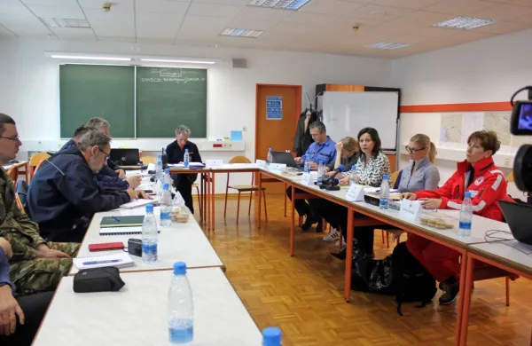 “Ostanite doma, obnašajte se samozaščitno in odgovorno, ostanite ljudje,” je glavno sporočilo, ki so ga danes prebivalcem 
poslali iz regijskega štaba civilne zaščite (CZ) za Notranjsko