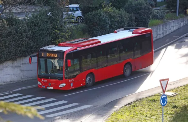S ponedeljkom, 16. marca, bodo avtobusi linijskega mestnega 
prometa vozili po prilagojenem, počitniškem voznem redu.