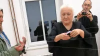  Lela B. Njatin  je v galeriji s performansom obiskovalce  z laksom 
povezala v “nevidno skupnost”.