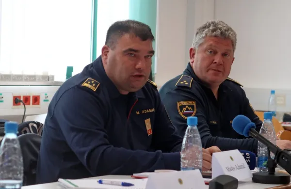 Člana regijskega štaba CZ za Notranjsko Marko Adamič in Franc 
Filipič na današnji novinarski konferenci