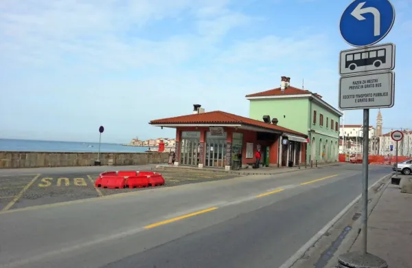 Od ponedeljka na mestnih avtobusih v piranski občini ne bo več 
mogoče plačevati z gotovino. 