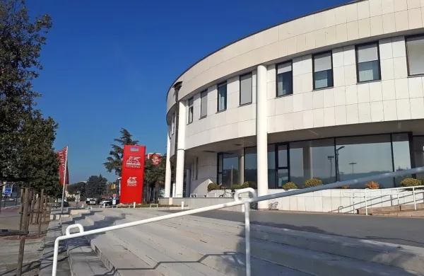 V zavarovalnici Generali stranke pozivajo, naj posle z zavarovalnico, kot so sklenitev zavarovanja in prijava škod, opravijo po 
spletu ali telefonu.