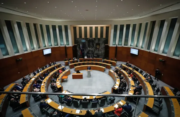 Vlada je danes v uradnem listu izdala uredbo o določitvi najvišjih 
cen varovalne, zaščitne in druge zdravstvene opreme.