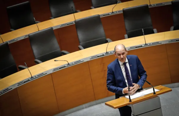 Vlada premierja Janeza Janše je na ustanovni seji razrešila 
direktorico policije Tatjano Bobnar, načelnico Generalštaba Slovenske vojske Alenko Ermenc in direktorja obveščevalno-varnostne službe (OVS) ministrstva za obrambo Dejana Matijeviča.