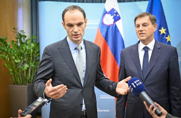 Na MZZ danes poteka primopredaja poslov med dosedanjim in 
novim zunanjim ministrom, Mirom Cerarjem in Anžetom Logarjem. 