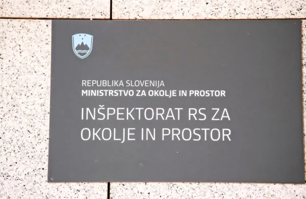 Inšpektorat za okolje je že avgusta lani družbi Eurotas izdal 
odločbo o odstranitvi turističnega kampa, ki ga sestavlja osem 
mobilnih hišk, skupaj z zunanjo ureditvijo, saj zanj ni imela 
gradbenega dovoljenja. 