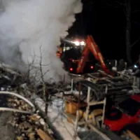 Ajdovski gasilci so ponoči gasili tudi na deponiji med vasema  Ustje 
in Plače. 