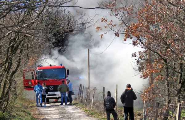 Zagorela plastika ob stanovanjski hi&scaron;i na Vogrskem