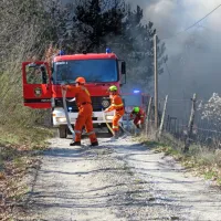 Zagorela plastika ob stanovanjski hi&scaron;i na Vogrskem