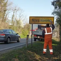 Cestni delavci so zjutraj poskrbeli, da črnohumornega pripisa na 
tabli ni več.