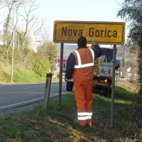 Cestni delavci so zjutraj poskrbeli, da črnohumornega pripisa na 
tabli ni več.