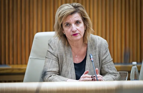 Pri blagem poteku okužbe s covid-19 se ljudje pozdravijo v enem 
do dveh tednih. Ob resnem poteku lahko zdravljenje traja štiri do 
šest tednov, je povedala vodja strokovne skupine pri vladnem 
kriznem štabu Bojana Beović.