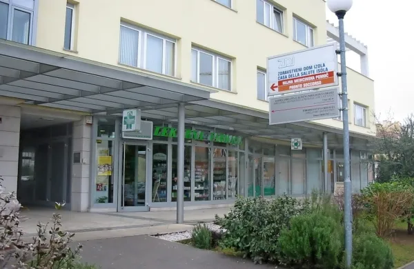 Vstop v stavbo ZD Izola ne bo več dovoljen. Preglede bolnikov z 
okužbo dihal, ki se morajo na pregled naročiti na telefonsko 
številko  05 6635 010, bodo izvajali izključno v prostorih medicine 
dela, prometa in športa.