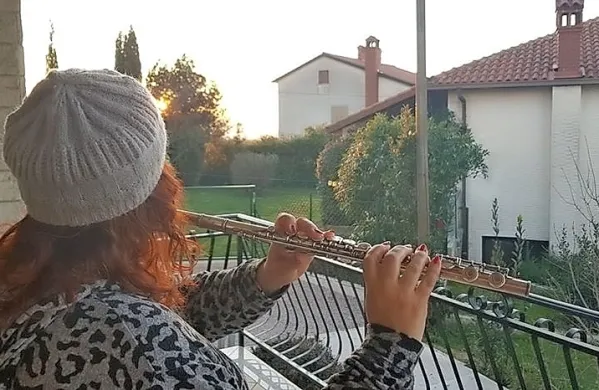 Jana Blaškovič iz Bertokov je na flavto zaigrala Dajte, dajte, skupaj s sestro, ki je na sosednjem balkonu igrala violino.