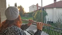 Jana Blaškovič iz Bertokov je na flavto zaigrala Dajte, dajte, skupaj s sestro, ki je na sosednjem balkonu igrala violino.