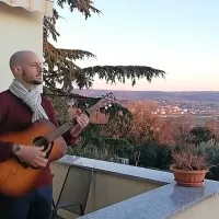 Na enem izmed ankaranskih balkonov je igral in pel glasbenik 
Aleks Klarič.