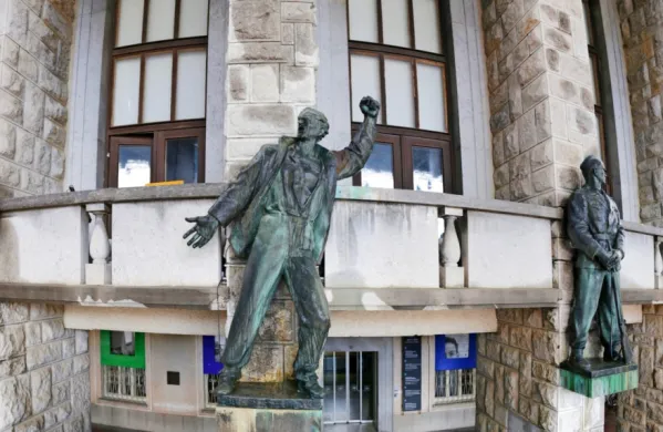 Z namenom zajezitve širjenja okužbe s koronavirusom bo poslovanje občinske uprave Mestne občine Nova Gorica odslej 
omejeno na najbolj nujne zadeve. 