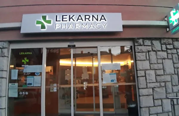 Od danes so zaprte tri podružnice Kraških lekarn, v Sežani (na 
fotografiji) in vseh ostalih občinah pa ostaja odprta vsaj ena.