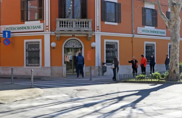 Ulice Izole na prvi dan ustavljenega javnega življenja. Vrsta pred 
banko.