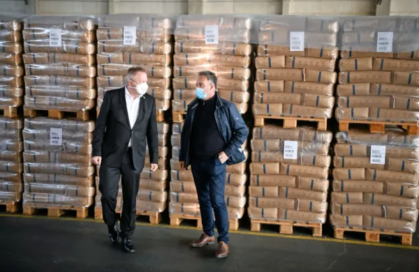 Do srede naj bi k nam prispelo dodatnih 1,5 milijona zaščitnih 
mask.