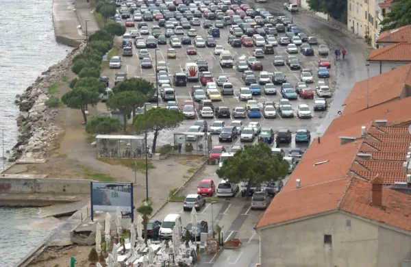 V Piranu je možno brezplačno parkirati na vseh javnih parkiriščih 
v občini in v garažni hiši Arze.