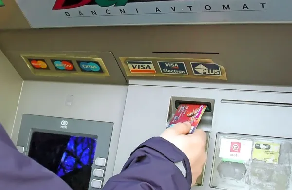Banke pozivajo k bančnim opravkom od doma