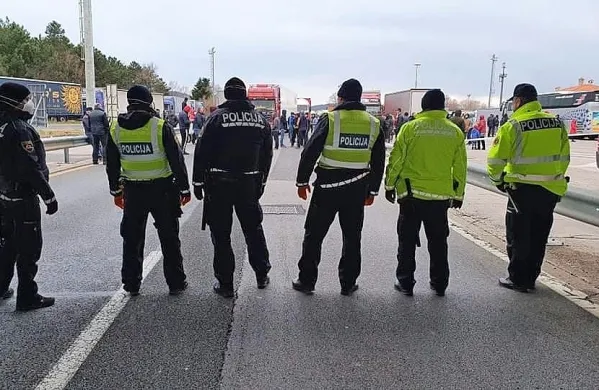 Mejni prehod Fernetiči v soboto dopoldne:   protest tujih voznikov 
tovornjakov